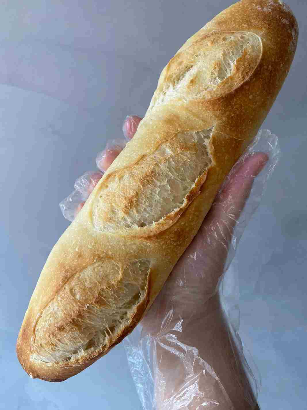 Mini baguete de tomate, mussarela e parmesão